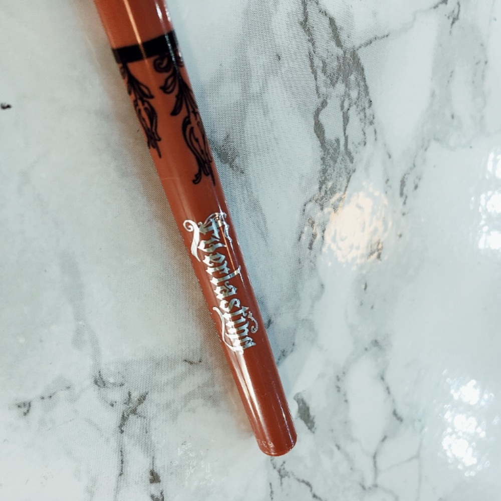 KVD everlasting lip liner in Lolita II